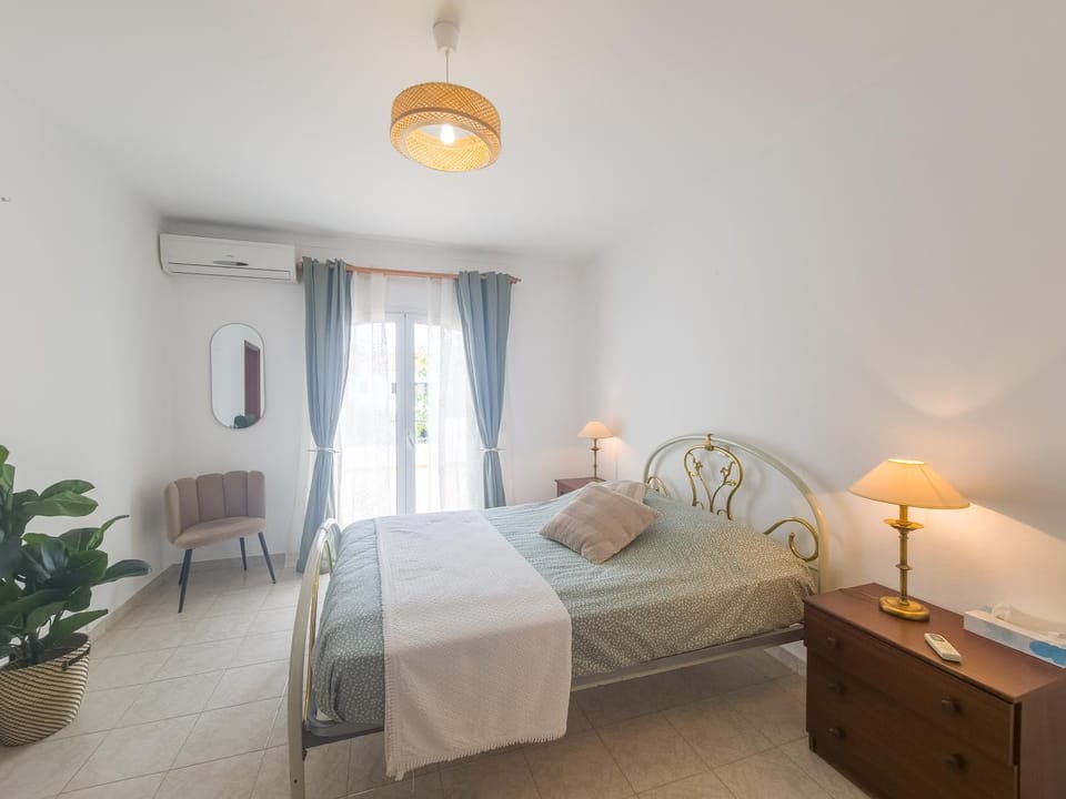 Bed, Photo of the whole room, Bedroom, air conditioner