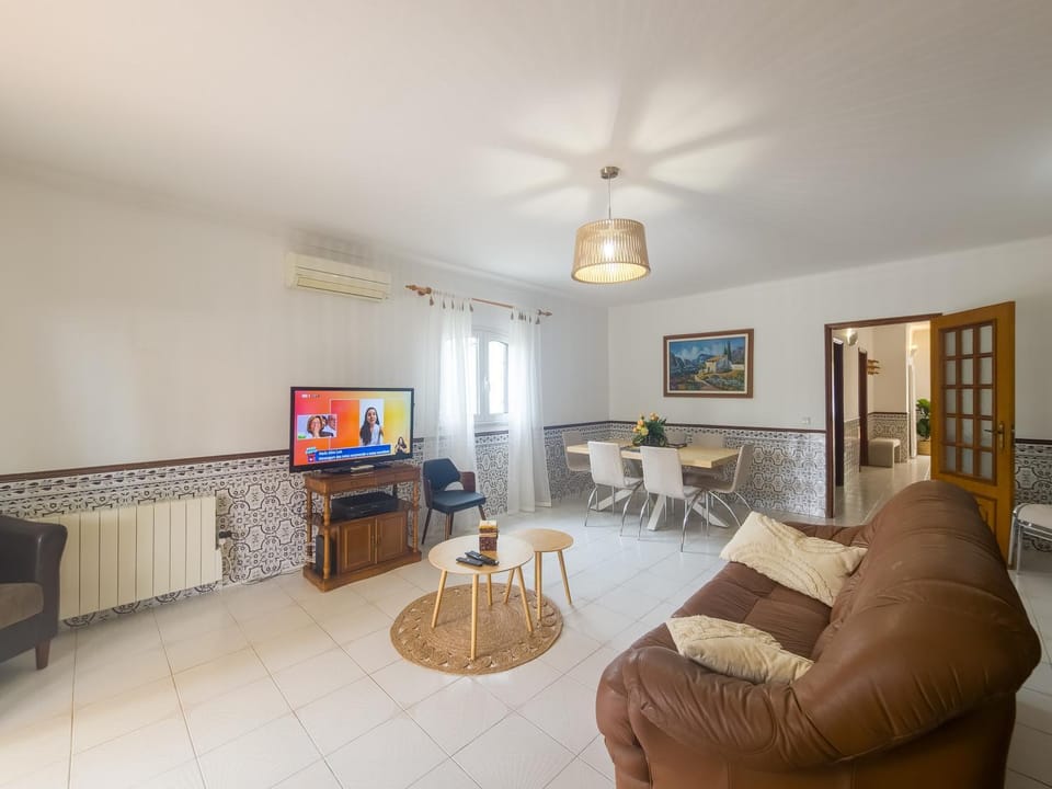 Communal lounge/ TV room, TV and multimedia, Living room, Dining area