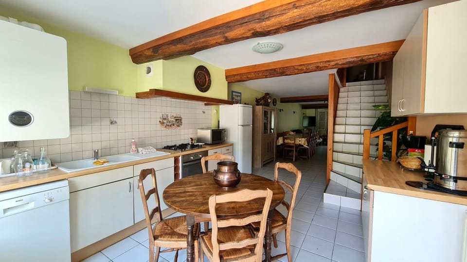 Coffee/tea facilities, Kitchen or kitchenette, Dining area, dishwasher, microwave, oven, pet friendly, stove, toaster, kitchen