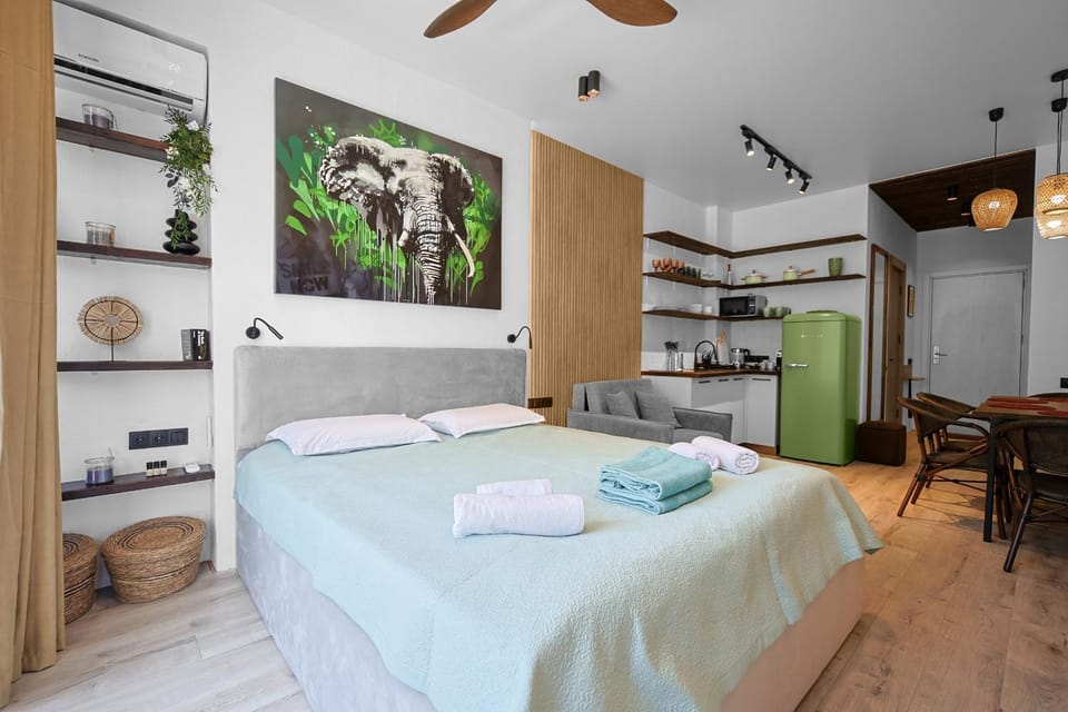 Bed, Kitchen or kitchenette, Photo of the whole room, Bedroom, towels