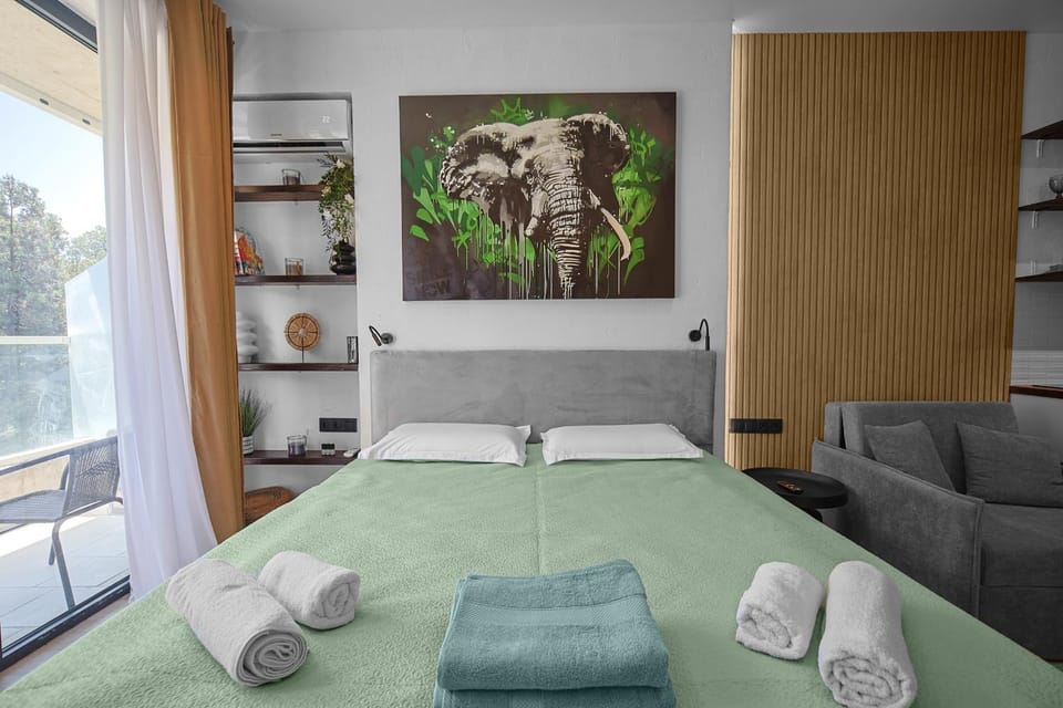 Bed, Bedroom, towels
