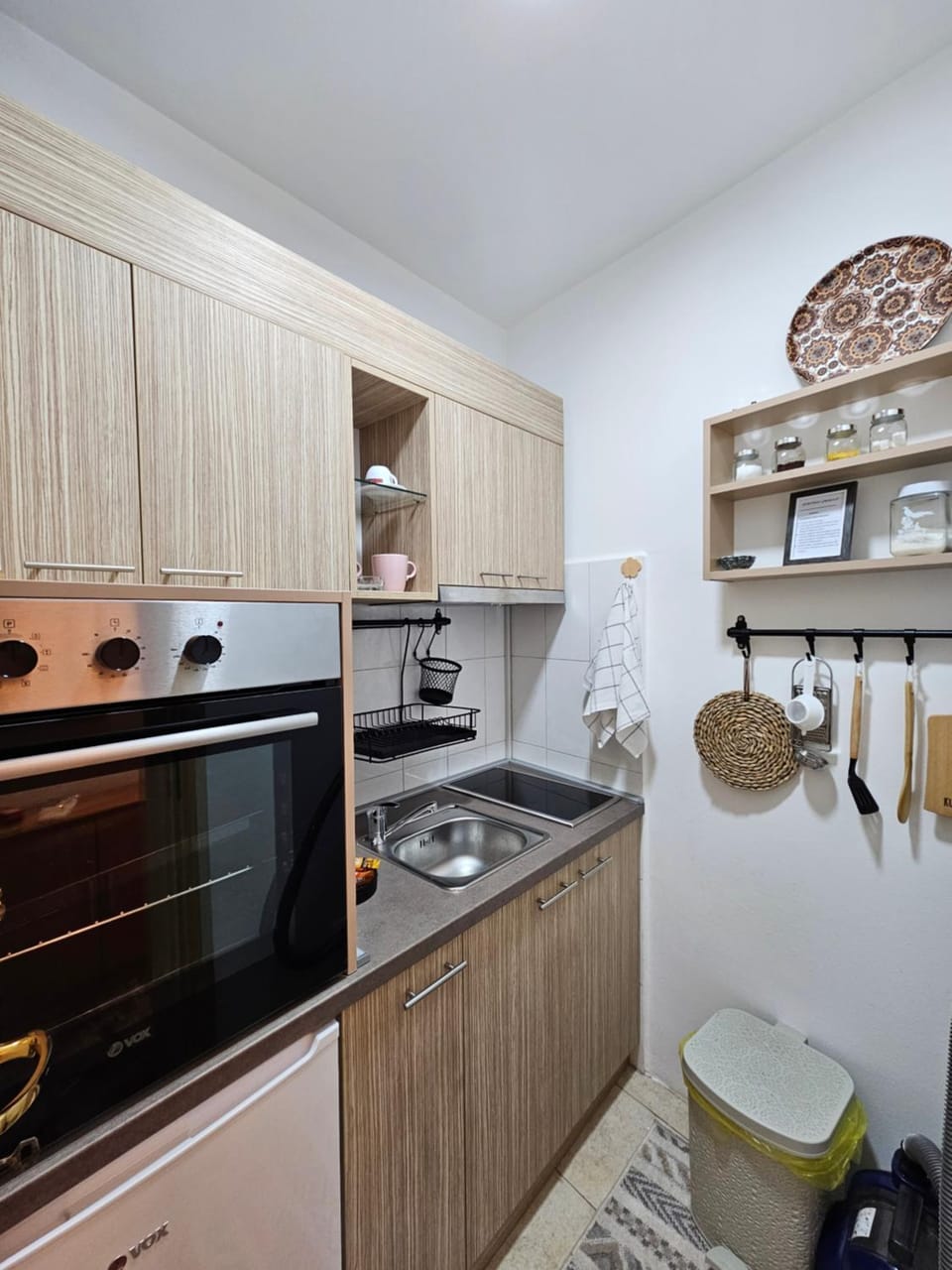 Kitchen or kitchenette, minibar, stove