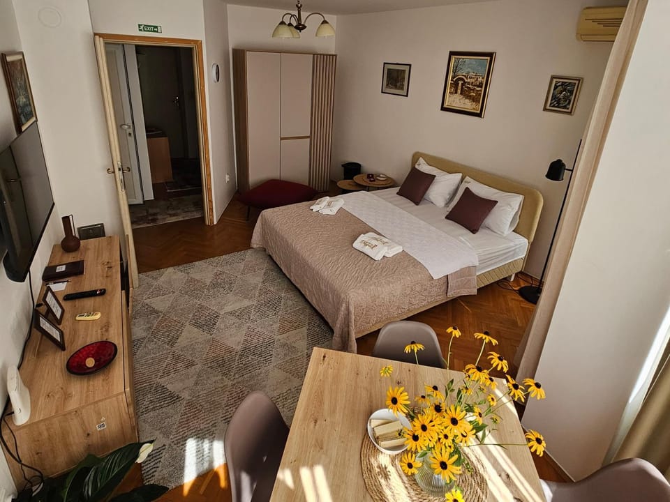 Bed, TV and multimedia, Seating area, Evening entertainment, Bedroom, towels