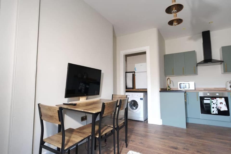 Stylish Top-Floor Flat - Leith Apartment in Edinburgh