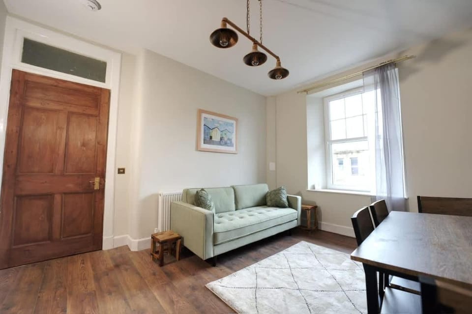 Stylish Top-Floor Flat - Leith Apartment in Edinburgh