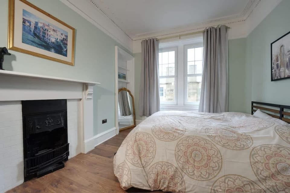 Stylish Top-Floor Flat - Leith Apartment in Edinburgh
