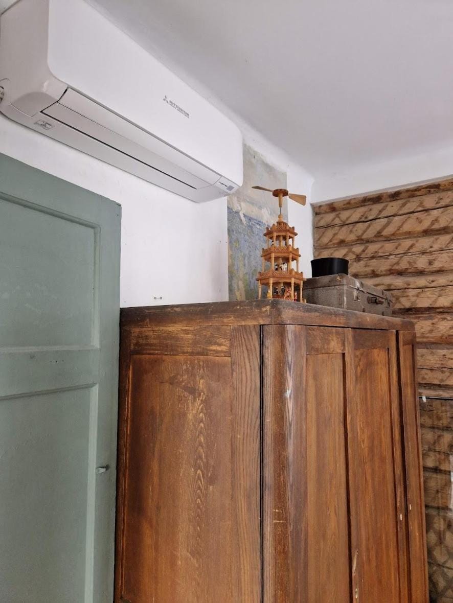 Hilltop view - 2 bedroom house with garden bbq - private parking - 12min to Uzupis anytime House in Vilnius
