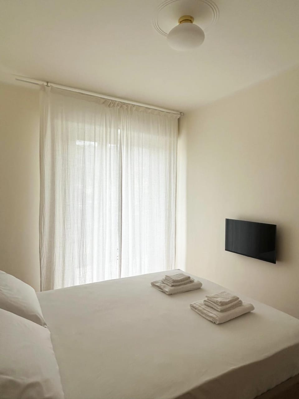 Bed, TV and multimedia, Photo of the whole room, Bedroom, towels