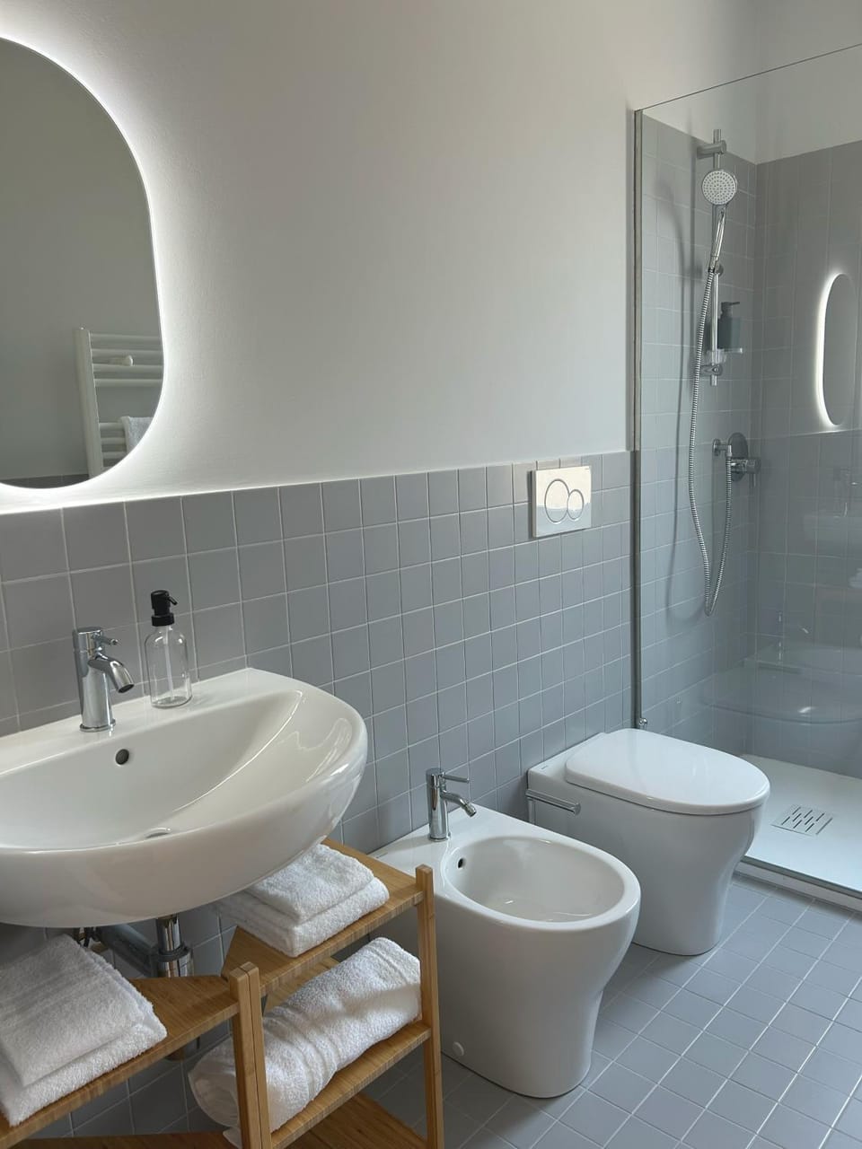 Shower, Toilet, Bathroom, bidet, towels