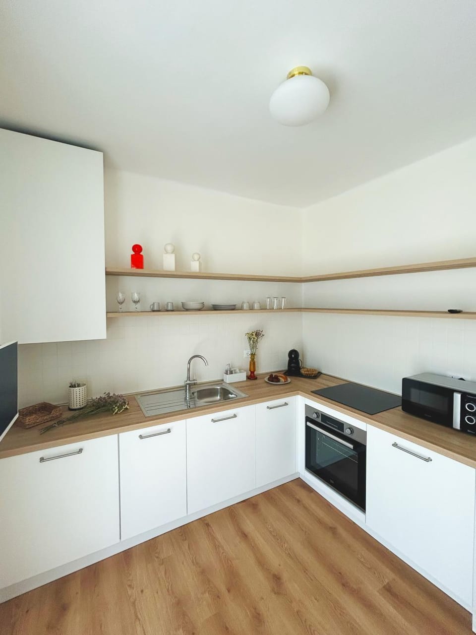 Kitchen or kitchenette, dishwasher, stove