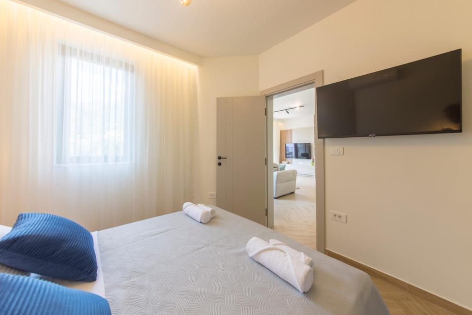 Bed, TV and multimedia, Bedroom, towels