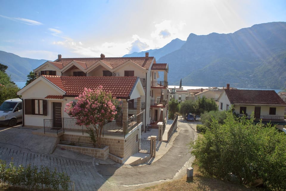 Property building, Neighbourhood, Natural landscape, Mountain view, Street view, Location, Parking