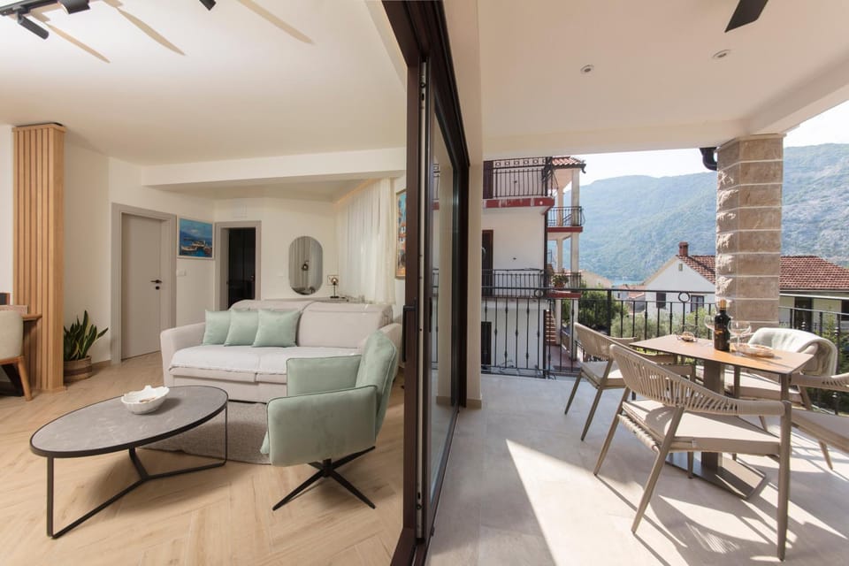Patio, Natural landscape, View (from property/room), Balcony/Terrace, Living room, Seating area, Dining area, Mountain view