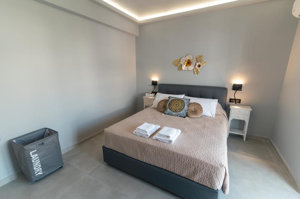 Bed, TV and multimedia, Photo of the whole room, Bedroom, towels