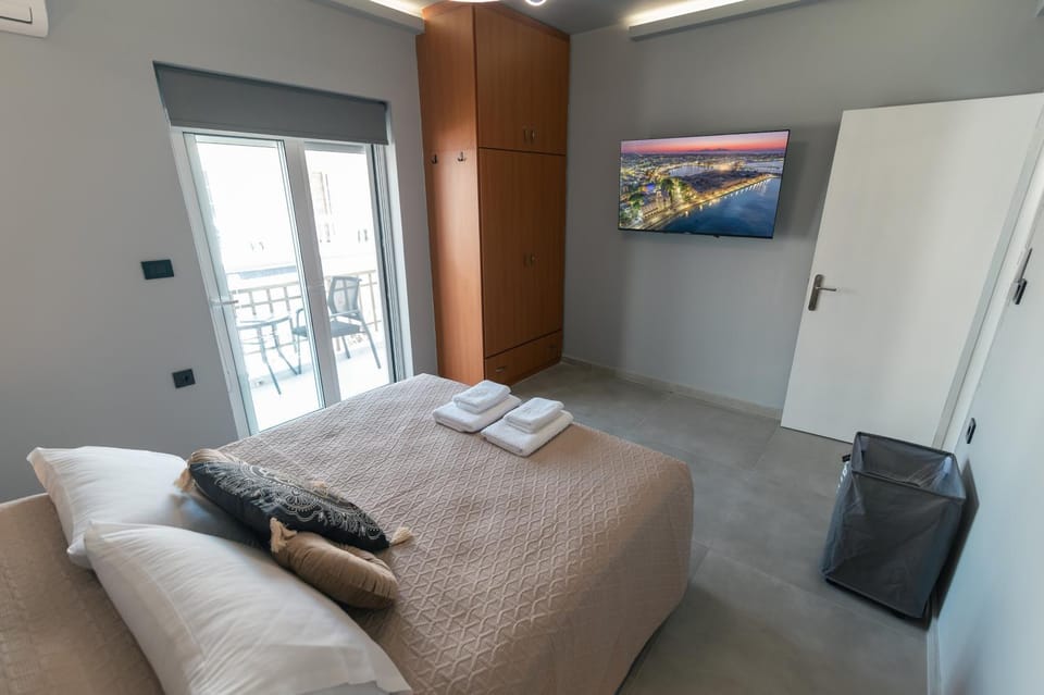 Bed, TV and multimedia, Photo of the whole room, Bedroom, towels, wardrobe