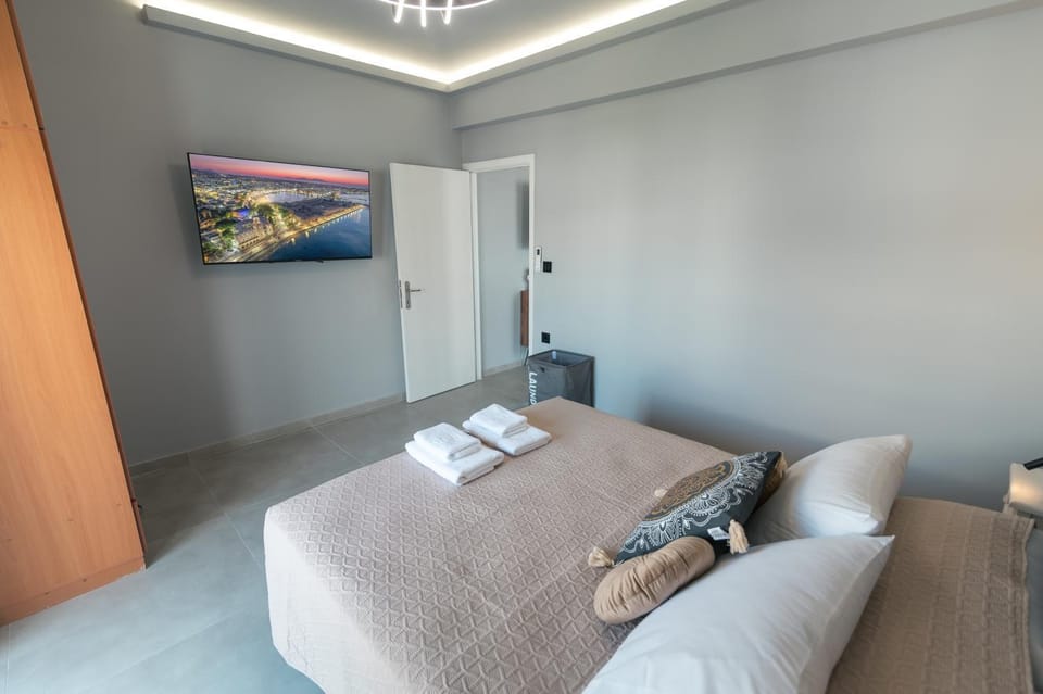 Bed, TV and multimedia, Bedroom