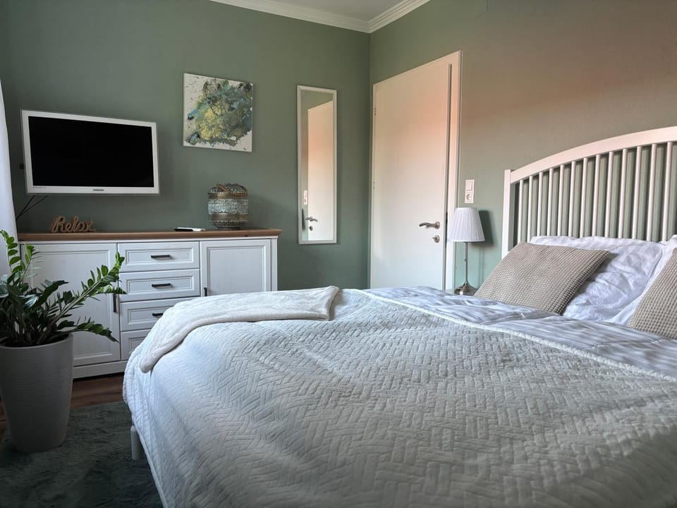 Bed, TV and multimedia, Photo of the whole room, Bedroom