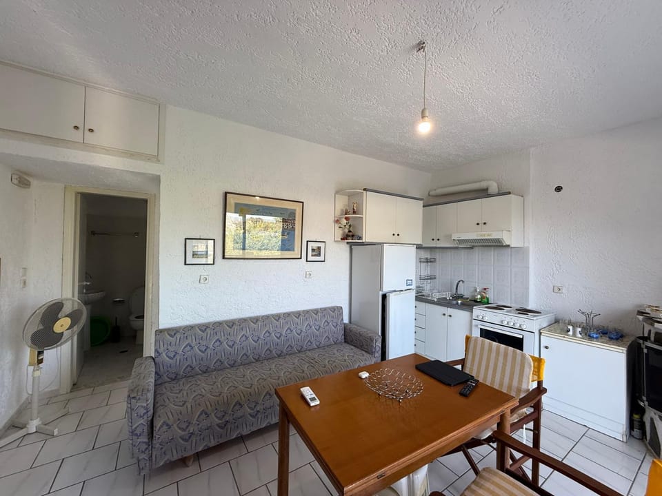 Kitchen or kitchenette, Living room, Dining area, oven