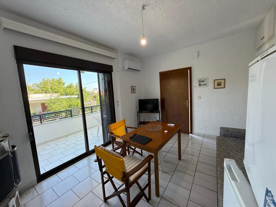 Communal lounge/ TV room, TV and multimedia, Balcony/Terrace, Kitchen or kitchenette, Living room, Seating area, Dining area, Evening entertainment, oven