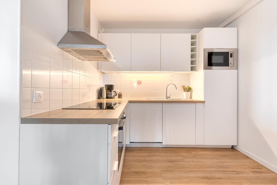 Coffee/tea facilities, Kitchen or kitchenette, oven, stove, toaster