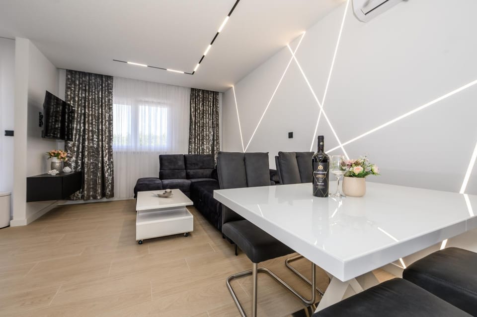 TV and multimedia, Living room, Seating area, Dining area