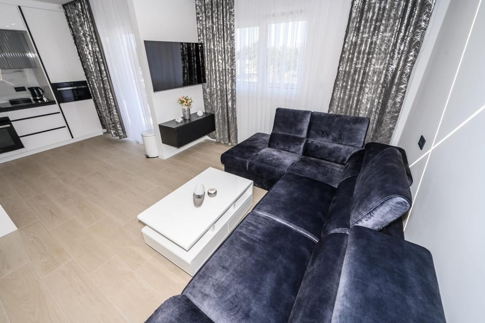 Communal lounge/ TV room, TV and multimedia, Living room, Seating area