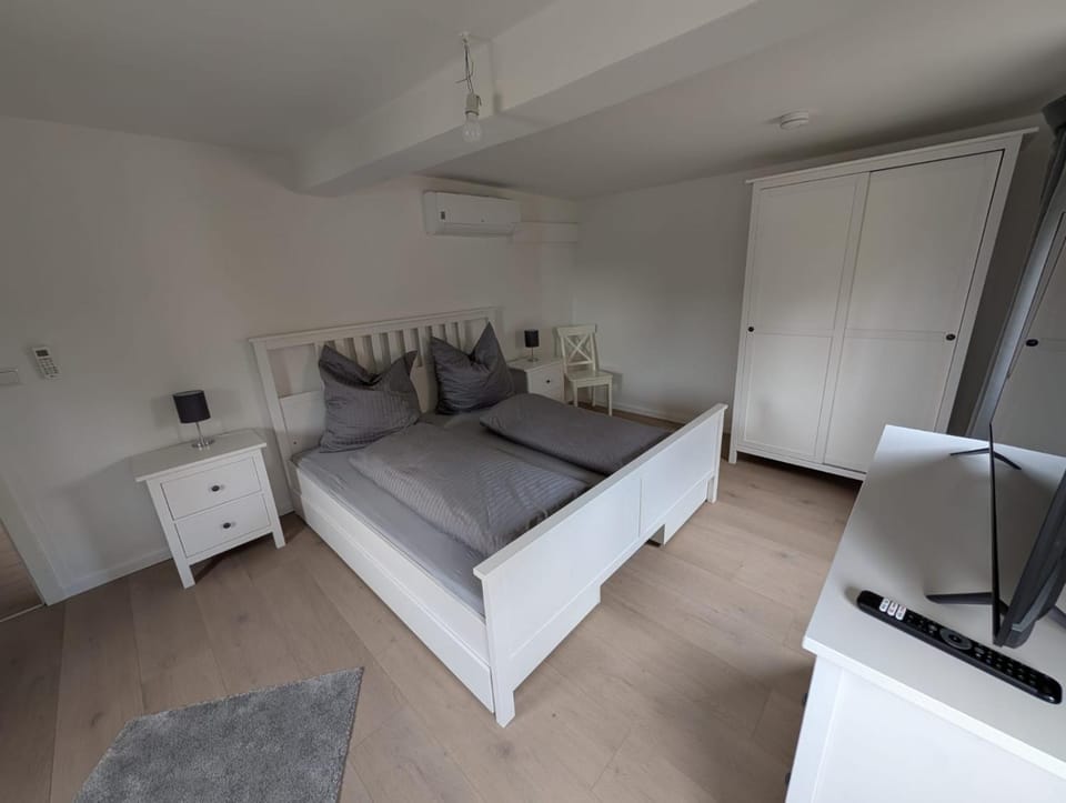 Bed, TV and multimedia, Photo of the whole room, Bedroom, air conditioner