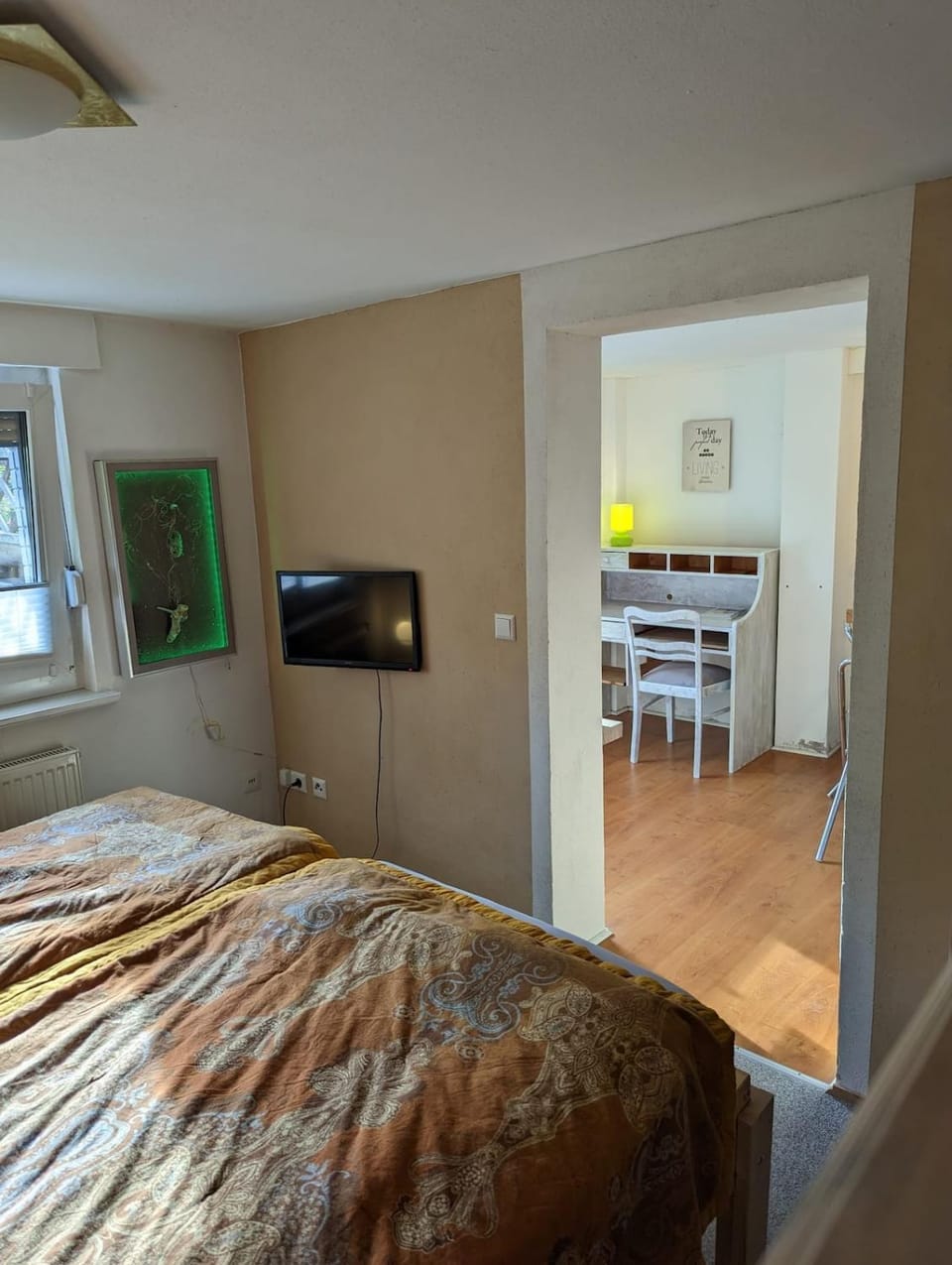 Bed, TV and multimedia, Photo of the whole room