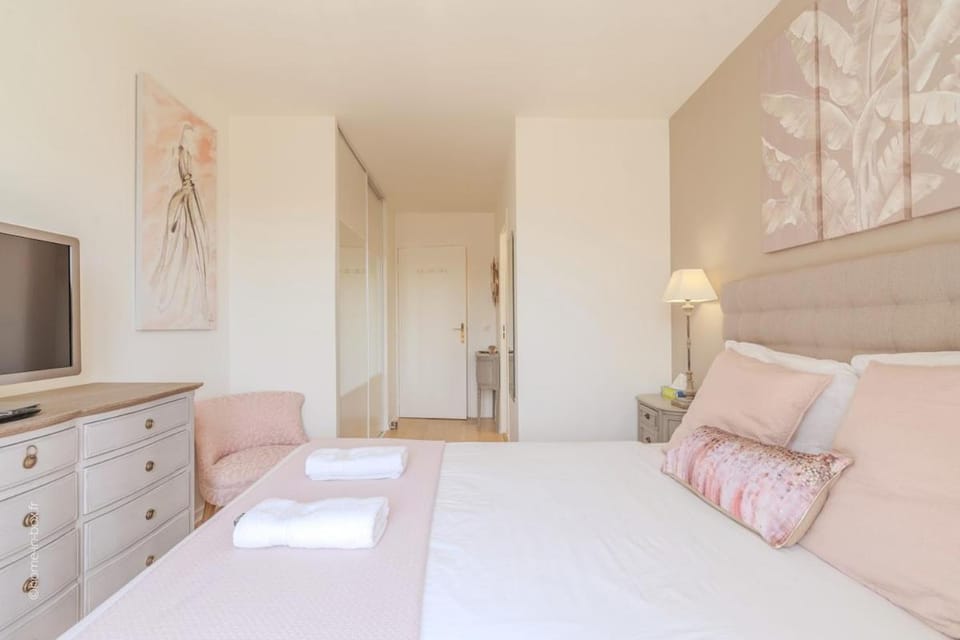 Bed, TV and multimedia, Photo of the whole room, Bedroom, wardrobe