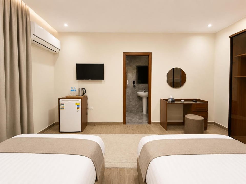 Bed, TV and multimedia, Kitchen or kitchenette, Photo of the whole room, Bedroom, hair dresser, oven
