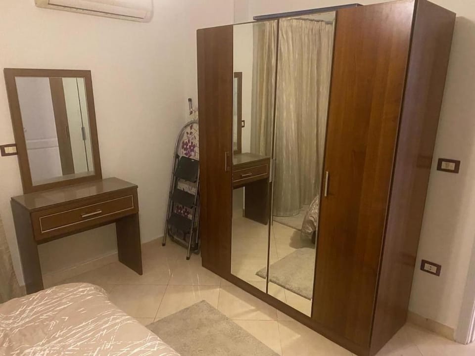 Photo of the whole room, Bedroom, wardrobe