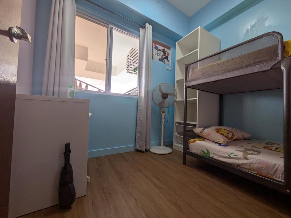 Bed, Photo of the whole room, Bedroom, bunk bed, Quiet street view