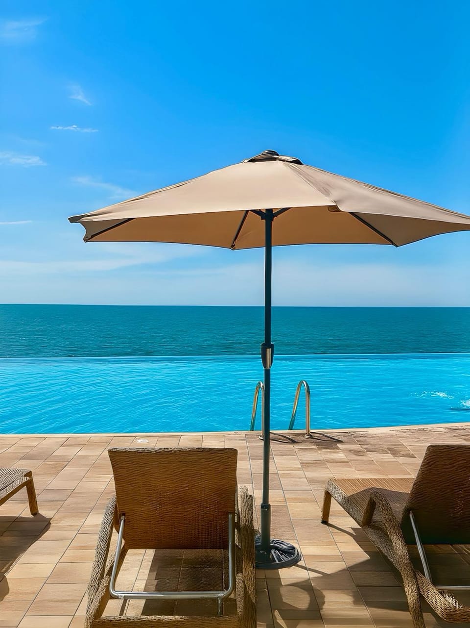 Sea view, Swimming pool, sunbed