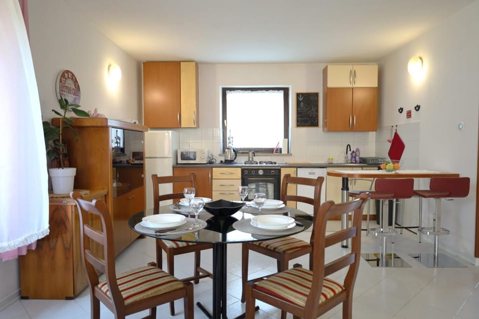 Kitchen or kitchenette, Dining area, pet friendly, stove