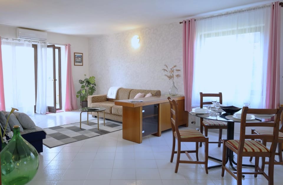 Living room, Seating area, Dining area