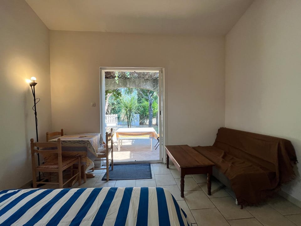Studio dans Villa avec jardin et parking entre Avignon et St Remy House in Provence-Alpes-Côte d'Azur