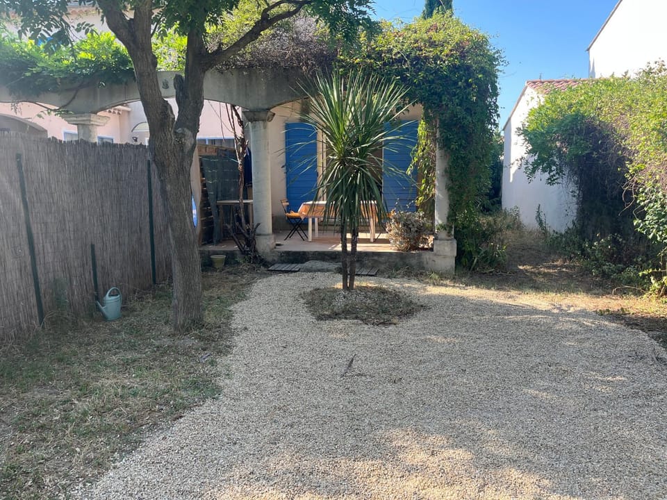 Studio dans Villa avec jardin et parking entre Avignon et St Remy House in Provence-Alpes-Côte d'Azur