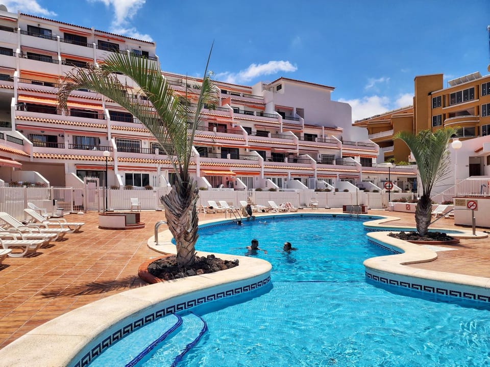 Swimming pool, sunbed