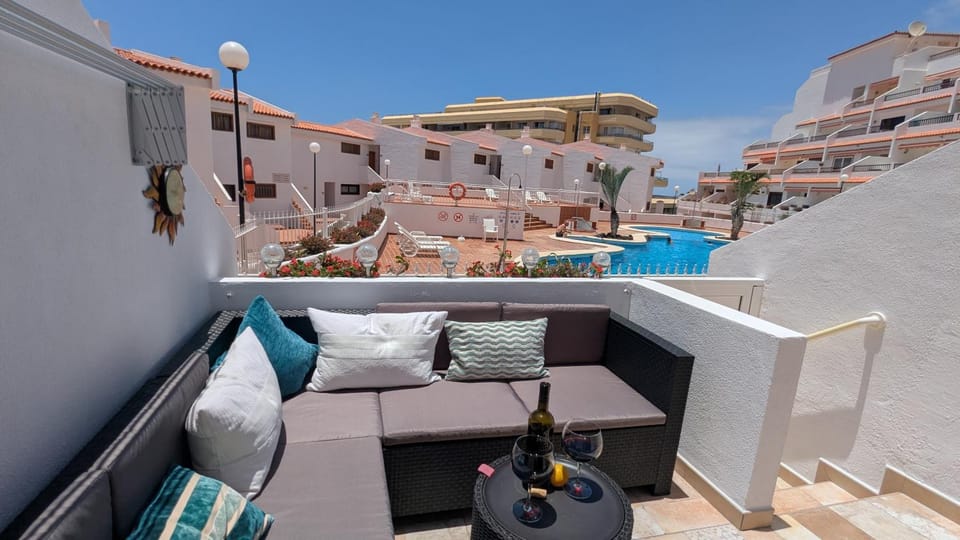 Balcony/Terrace, Seating area, Pool view, internet