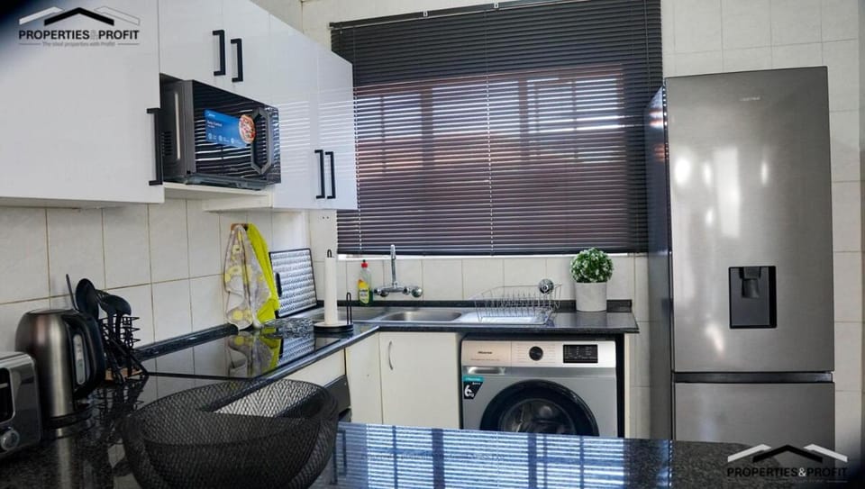 Modern Retreat in Randburg Near Northgate Apartment in Roodepoort