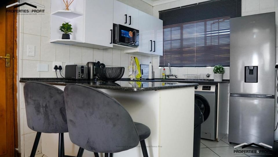 Modern Retreat in Randburg Near Northgate Apartment in Roodepoort