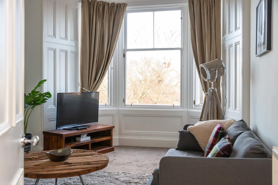 Communal lounge/ TV room, TV and multimedia, Living room, Seating area, Evening entertainment