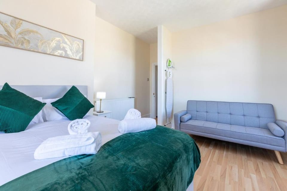 Entire Home on Beach Front, Sleeps 25 with Free Parking House in Rhyl