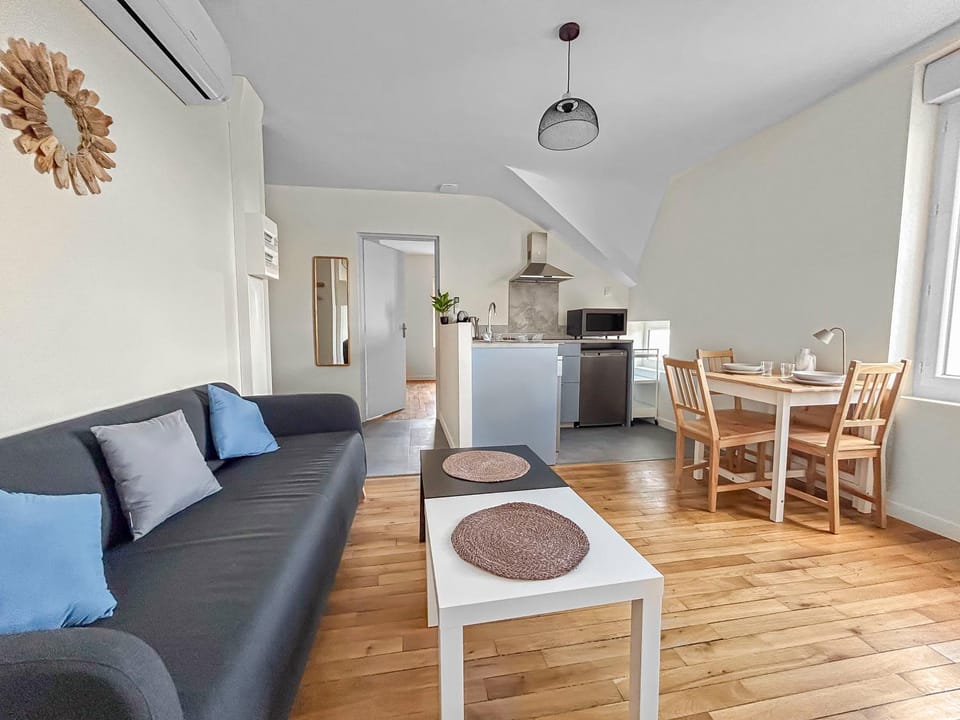Kitchen or kitchenette, Living room, Seating area, Dining area