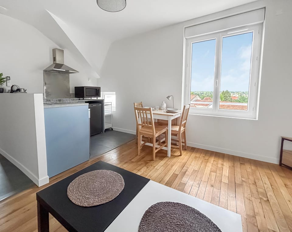 Kitchen or kitchenette, Dining area, oven, stove