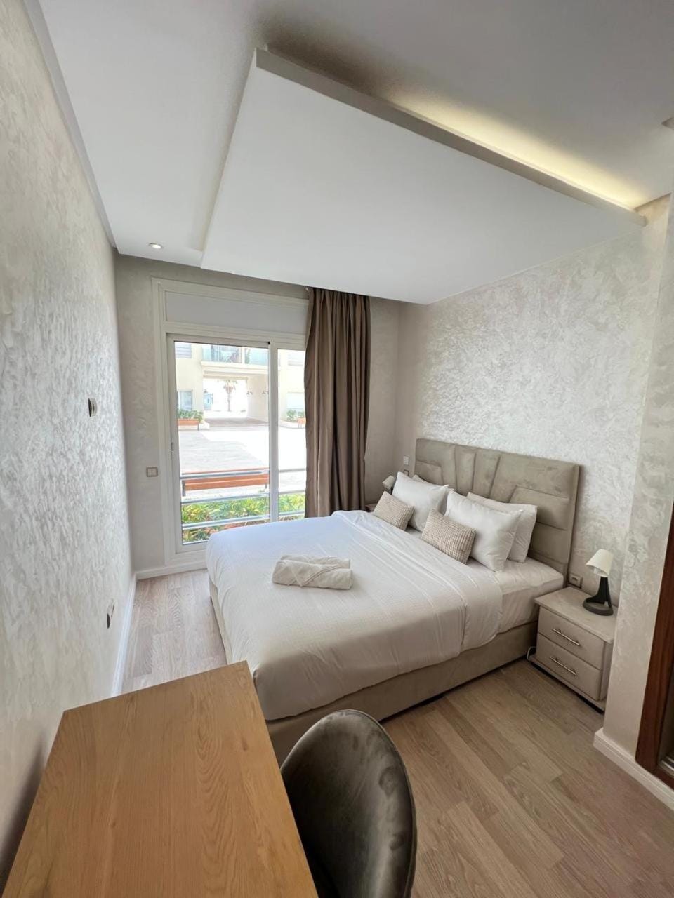 Bed, Living room, Photo of the whole room, Seating area, Bedroom