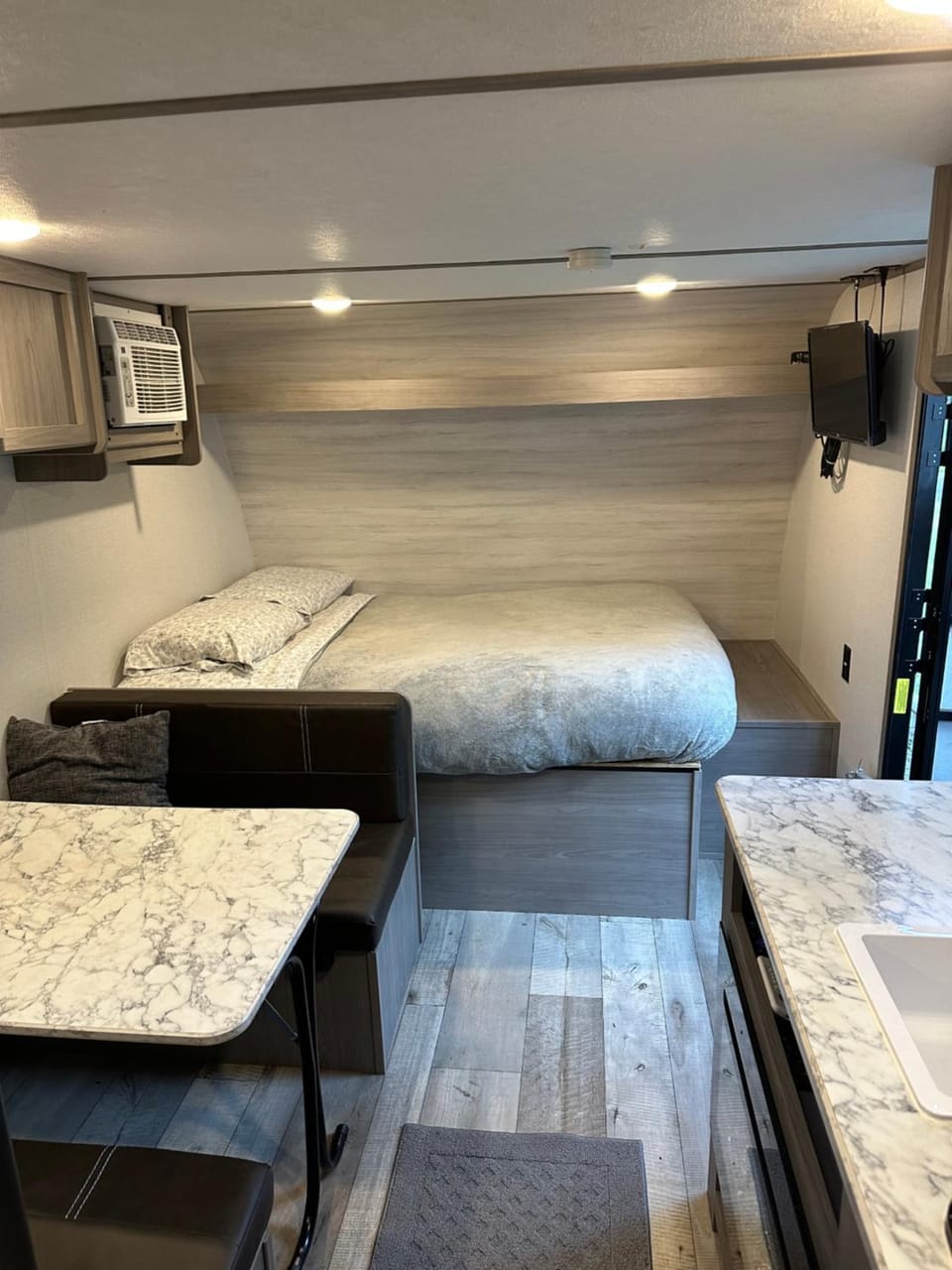 Bed, Seating area, Dining area, air conditioner