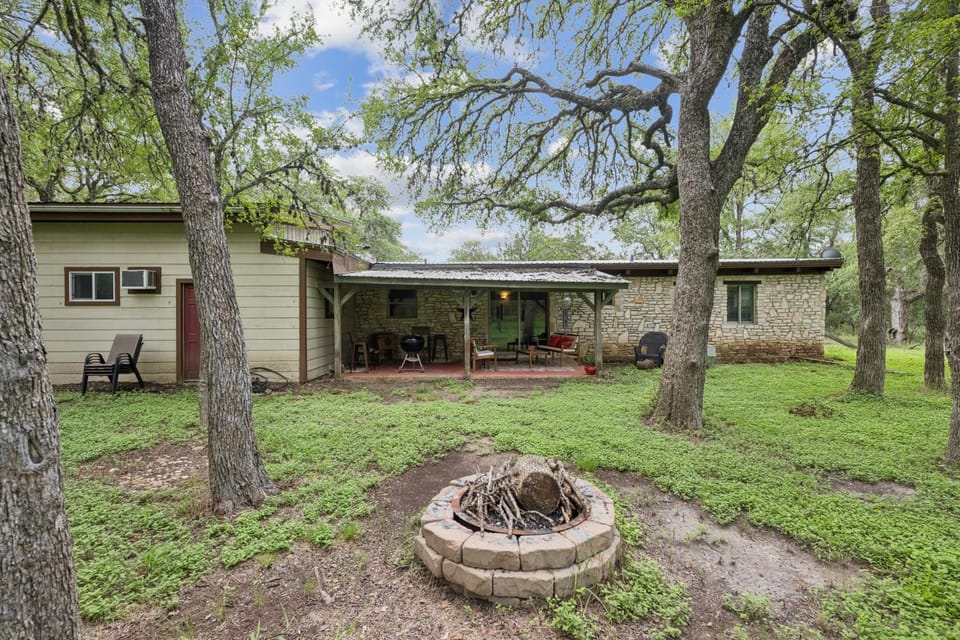 Hill Country Getaway Near San Marcos River home House in San Marcos