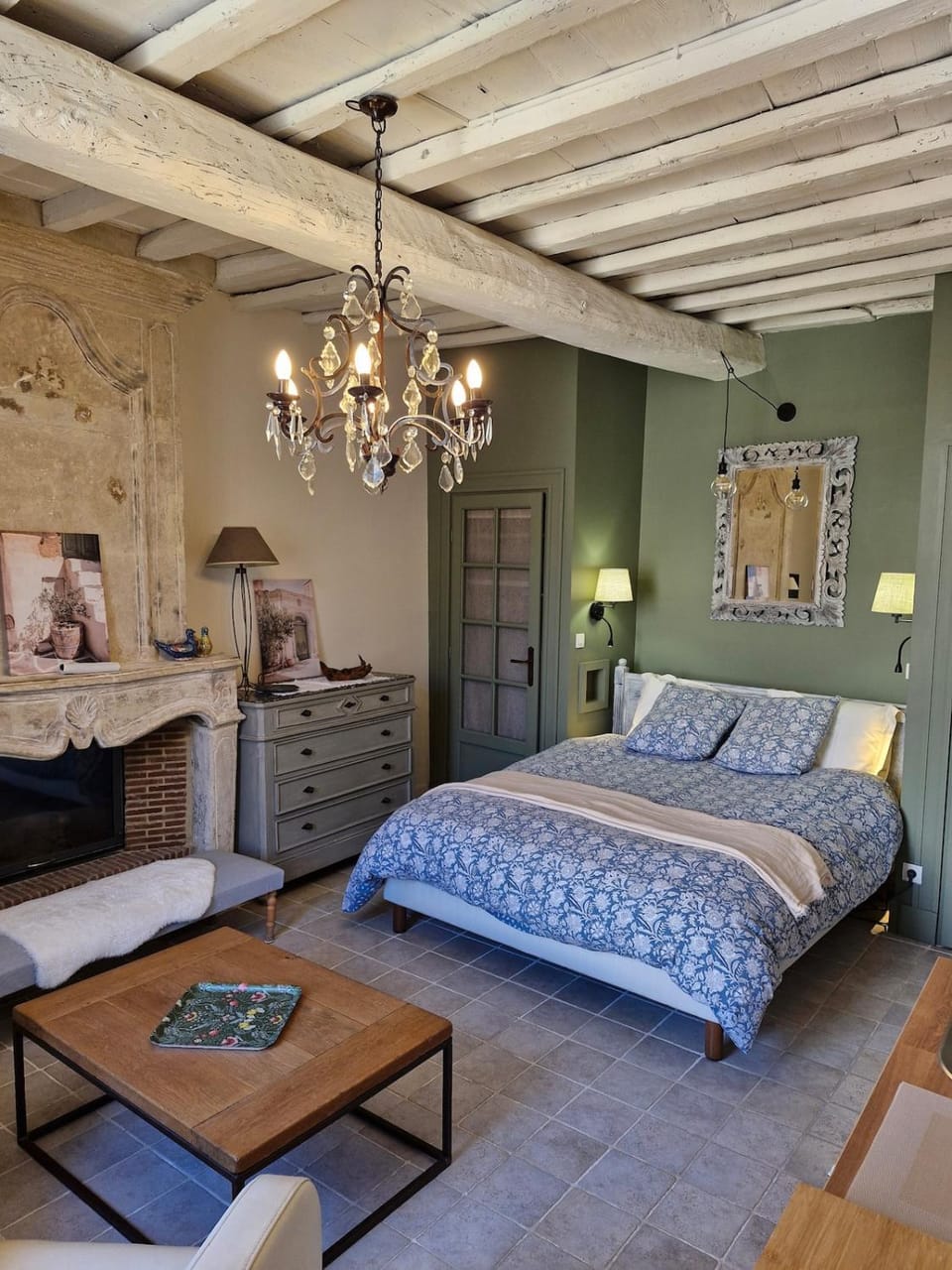 Bed, Living room, Bedroom