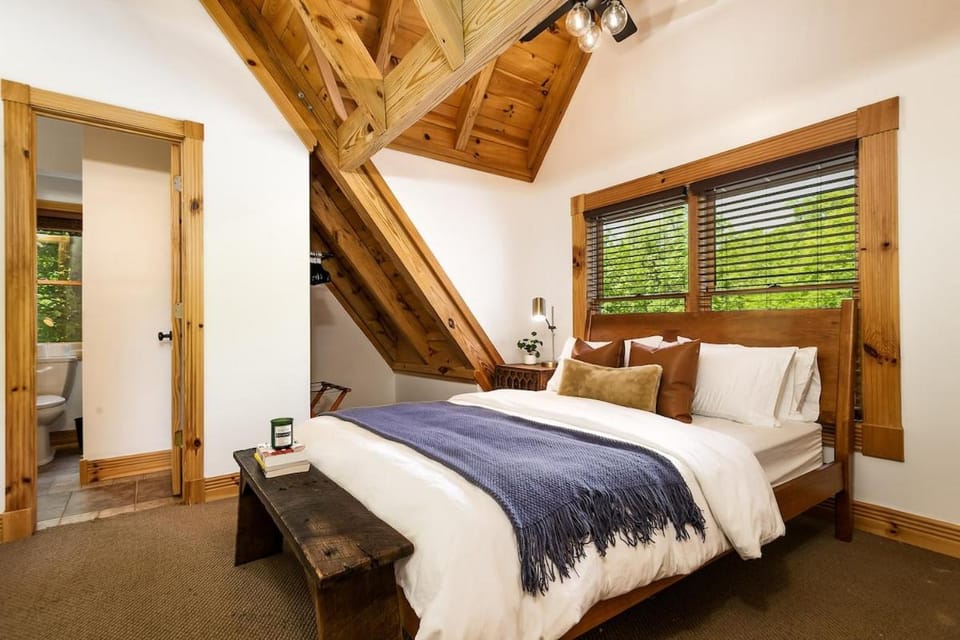 Modern Cabin, Secluded, Views, Lake, Private Dock, WIFI Cabin in Nantahala Lake